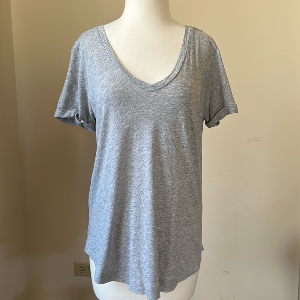 SPLENDID Women’s Grey V Neck Cuffed Short Sleeve Rounded Hem T Shirt Size M